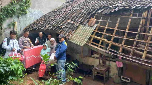 Miris-Rumah-Lansia-di-Mekarjaya-Ciamis-Nyaris-Ambruk-Dinsos-Berikan-Bantuan.jpg