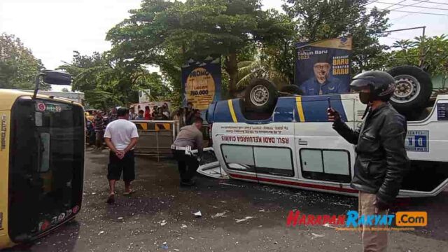 Mobil-Ambulance-Bawa-Bayi-Terguling-di-Simpang-Tonjong-Ciamis.jpg