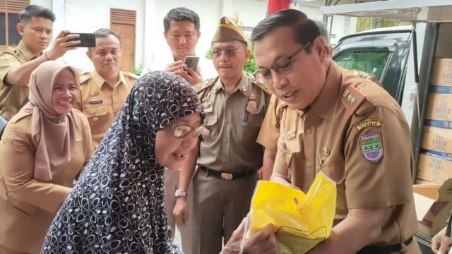 Pemkab-dan-Bulog-Ciamis-Gelar-Operasi-Pasar-Beras-Murah-Masyarakat-Antusias.jpg