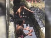 Kepergok Maling Helm, Dua Pria Bertato Dimasukan ke Dalam Selokan Pencurian.jpg