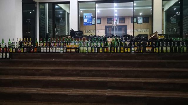 Ratusan-Botol-Miras-di-Pajang-di-Depan-Kantor-Pemkot-Tasikmalaya-Bentuk-Kekesalan-Tokoh-Agama.jpg