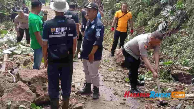 Sempat-Tertimbun-Longsor-Jalan-Penghubung-di-Cidolog-Ciamis-Kini-Bisa-Dilalui-Lagi.jpg