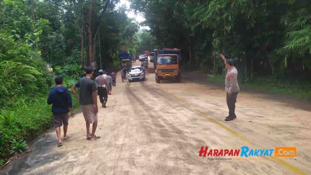 Truk-Gagal-Menanjak-Muatan-Minyak-Goreng-Tumpah-Sebabkan-11-Pemotor-Tergelincir.jpg Truk-Gagal-Menanjak-Muatan-Minyak-Goreng-Tumpah-Sebabkan-11-Pemotor-Tergelincir.jpg