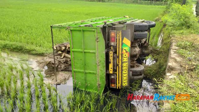 Truk-Pengangkut-Karang-Terguling-ke-Sawah-di-Kota-Banjar.jpg