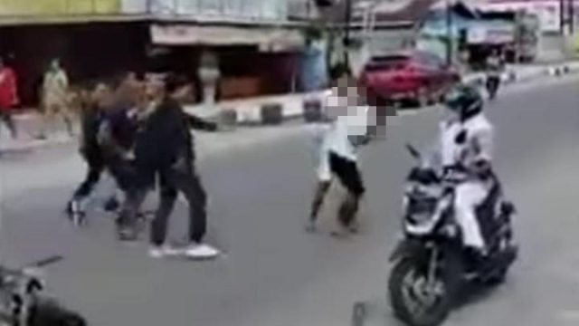 Viral-Pria-Mabuk-di-Kotawaringin-Timur-Tabrakkan-Motor-ke-Pengendara-Lain-Berakhir-di-Massa.jpeg