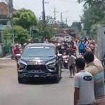 Viral-Video-Pengendara-Mobil-Sebar-Uang-di-Jalanan-Warga-Dapat-2-Juta.jpeg