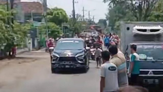 Viral-Video-Pengendara-Mobil-Sebar-Uang-di-Jalanan-Warga-Dapat-2-Juta.jpeg