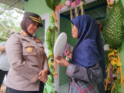 Kapolres Subang AKBP Sumarni Serahkan Kunci untuk Warga yang Rumahnya Direnovasi melalui Bedah Rutilahu kapolres-subang-2.png