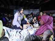 Gercep, Kapolres Subang AKBP Sumarni Malam Hari Temui Pengungsi Banjir di Fly Over Pamanukan kapolres-subang-akbp-sumarni.jpg
