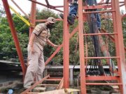 Langgar Batas Ketinggian, Satpol PP Potong BTS di Cimahi potong-BTS.jpeg