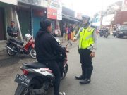 Tidak Gunakan Helm, Sejumlah Pengendara di Sukaraja Sukabumi Ditegur Polisi razia-polisi.jpg