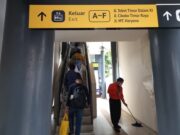 Tangga Sempit Halte Bus Transjakarta Cikoko Viral di Medsos tangga-sempit-transjakarta.jpeg