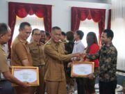 Bupati Subang Serahkan Penghargaan Kepada PPAT Bupati Subang Serahkan Penghargaan Kepada PPAT