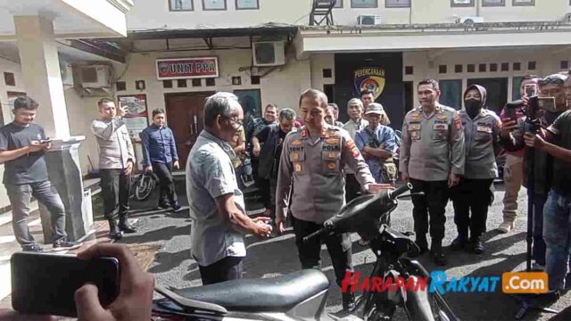 Ajat-dan-Devi-Sumringah-Dapat-Kembali-Motornya-yang-Hilang-dari-Polres-Ciamis.jpg