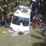 Diduga-Sopir-ngantuk-mobil-travel-seruduk-warung-dan-terjun-ke-kolam-di-Ciamis.jpg