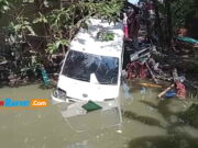 Diduga Sopir Ngantuk, Mobil Travel Seruduk Warung-Terjun ke Kolam di Ciamis Diduga-Sopir-ngantuk-mobil-travel-seruduk-warung-dan-terjun-ke-kolam-di-Ciamis.jpg