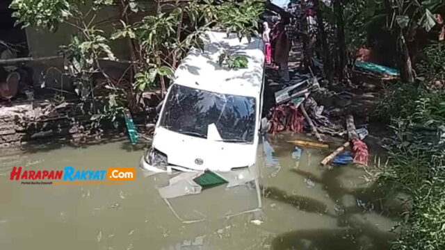 Diduga-Sopir-ngantuk-mobil-travel-seruduk-warung-dan-terjun-ke-kolam-di-Ciamis.jpg