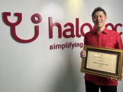 Halodoc Menerima PPKM Award atas Kontribusinya dalam Penanganan COVID-19 Foto-Jonathan-Sudharta-CEO-dan-Co-Founder-Halodoc-Membawa-Penghargaan-PPKM-Award_800x523.jpg
