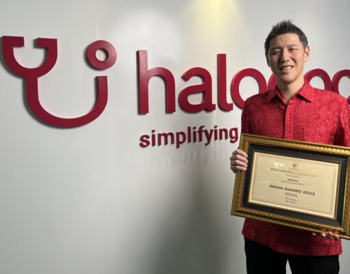 Halodoc Menerima PPKM Award atas Kontribusinya dalam Penanganan COVID-19 Foto-Jonathan-Sudharta-CEO-dan-Co-Founder-Halodoc-Membawa-Penghargaan-PPKM-Award_800x523.jpg