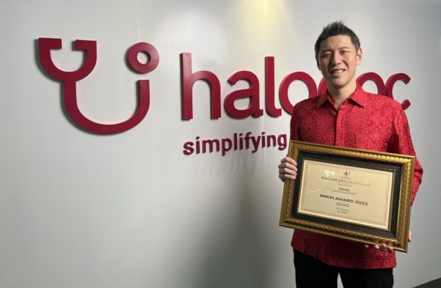 Foto-Jonathan-Sudharta-CEO-dan-Co-Founder-Halodoc-Membawa-Penghargaan-PPKM-Award_800x523.jpg