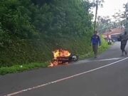 Lagi Ngebut, Motor Seorang Pengendara Mendadak Terbakar di Jalan Raya Kawali-Cirebon Lagi-Ngebut-Motor-Seorang-Pengendara-Mendadak-Terbakar-di-Jalan-Raya-Kawali-Cirebon.jpg