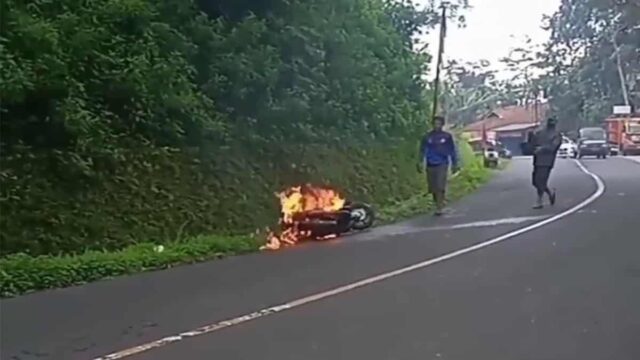 Lagi-Ngebut-Motor-Seorang-Pengendara-Mendadak-Terbakar-di-Jalan-Raya-Kawali-Cirebon.jpg