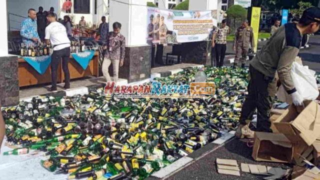 Pemusnahan-Ribuan-Botol-Miras-Hasil-Razia-Pekat-di-Kota-Tasikmalaya.jpg