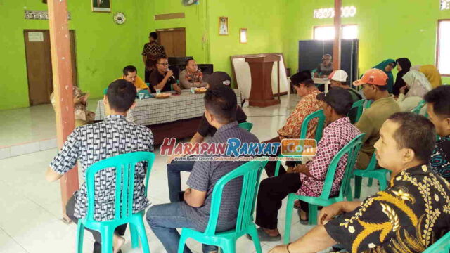 Puluhan-KPM-BPNT-Serbu-Kantor-Desa-Cikaso-Ciamis.jpg