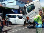 Tabrakan Mobil Nissan vs Truk Tronton di Cikoneng Ciamis, Korbannya Warga Rancah Tabrakan-Mobil-Nissan-Vs-Truk-Tronton-di-Cikoneng-Ciamis.jpg