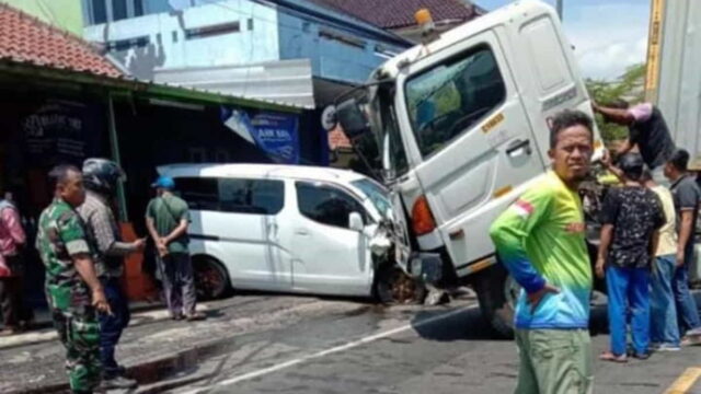 Tabrakan-Mobil-Nissan-Vs-Truk-Tronton-di-Cikoneng-Ciamis.jpg