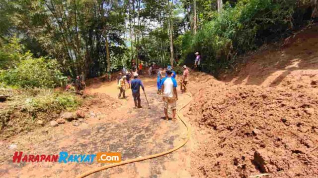 Tebing-Longsor-di-Jalan-Situmandala-Ciamis-Banyak-Pengendara-Motor-Tergelincir.jpg