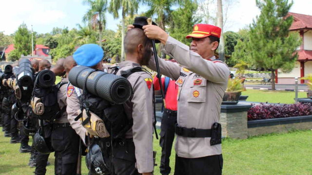 Tutup-Tahap-Dasar-Bhayangkara-Sekolah-Polisi-Negara-Lampung-Gelar-Tradisi-Pemakaian-Baret.jpeg