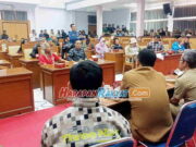 Warga Ontrog DPRD Garut Pertanyakan Kasus Dugaan Kades Pasirkiamis Umbar Aurat di Facebook Warga-Ontrog-DPRD-Garut-Pertanyakan-Kasus-Kades-Pasirkiamis-Umbar-Aurat-di-Facebook.jpg