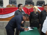 Soal Kabupaten Subang Utara, Bupati dan DPRD Subang Tanda Tangai Persetujuan Bersama bupati subang dan dprd subang kabupaten subang utara