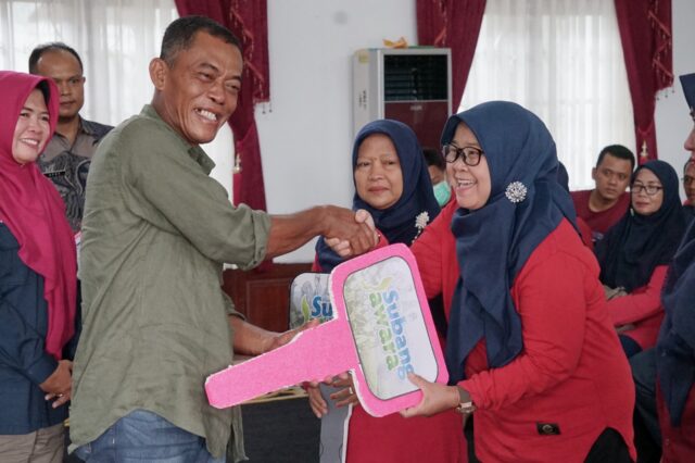 Bupati Subang Serahkan 104 Kendaraan Operasional Roda Dua Kepada Pos KB Desa