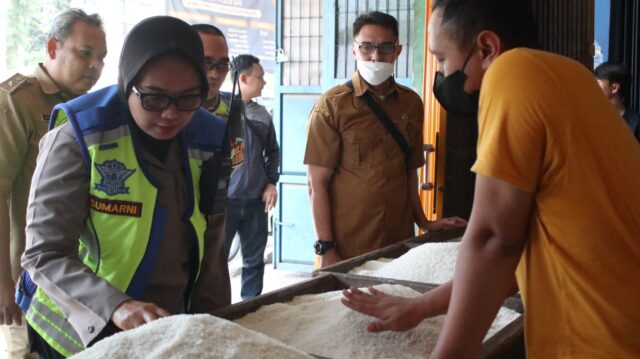 Jelang Bulan Ramadhan, Polres Bersama DKUPP Subang Sidak Harga Kebutuhan Pokok di Dua Pasar