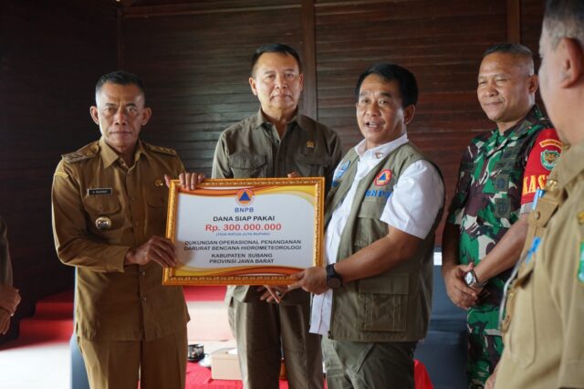 Bupati Subang Terima Bantuan Dana dan Excavator Amphibi Dari BNPB Tangani Banjir