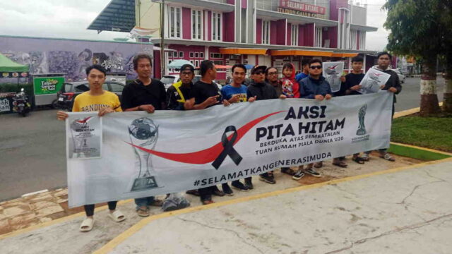 Aksi-Pita-Hitam-di-Ciamis-Pasca-Indonesia-Gagal-Jadi-Tuan-Rumah-Pildun.jpg