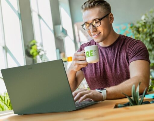 Acer Hadirkan Laptop Aspire Vero dan Proyektor Acer Vero Generasi Terbaru AspireVero15AV15-53P-lifestyle01_copy_800x533.jpg