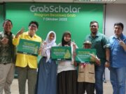 Survei: 91,7% Mitra Pengemudi Grab Betah dan Setia Karena 9 Program Ini Foto-1-Mahasiswa-dan-pelajar-yang-menerima-GrabScholar_-Program-Beasiswa-Grab-2022_800x450.jpg