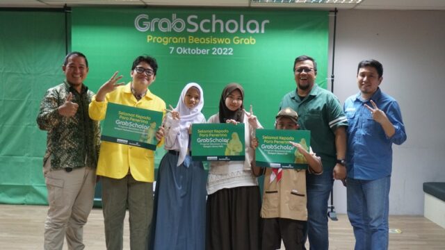 Foto-1-Mahasiswa-dan-pelajar-yang-menerima-GrabScholar_-Program-Beasiswa-Grab-2022_800x450.jpg