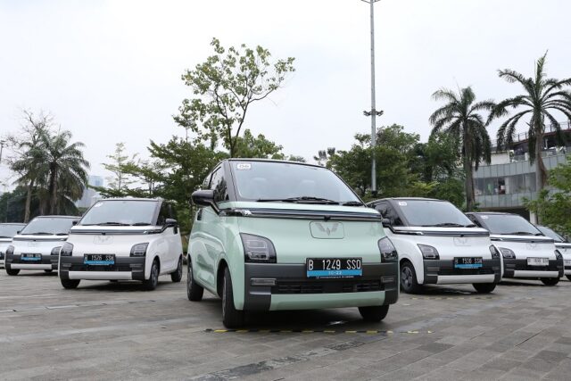 Handover-Ceremony-Wuling-Air-ev-kepada-100-pelanggan-menandai-dimulainya-distribusi-unit-mobil-ramah-lingkungan-ini-kepada-konsumen.jpg