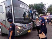Tim Gabungan Lakukan Ramp Check Angkutan Mudik Lebaran di Terminal Ciamis IMG_20230413_235757_wd2mXKc40m_GME82EHg7x.jpeg