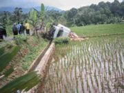 Mobil Boks Pengangkut Air Mineral Terguling ke Sawah di Ciamis IMG_20230420_205557_53vXypeD6q_o2AyCKGH3P.jpeg