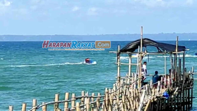 Ingin-Uji-Adrenalin-di-Pantai-Pangandaran-Coba-Bermain-Banana-Boat.jpg