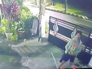 Kepergok Diduga akan Mencuri, Pria Ini Panik dan Bersalaman ke Pemilik Motor Kepergok-Diduga-akan-Mencuri-Pria-Ini-Panik-dan-Bersalaman-ke-Pemilik-Motor.jpg