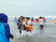 Laka Laut Perahu Terbalik Dihantam Ombak di Pantai Pangandaran, 1 Meninggal Dunia Laka-Laut-Perahu-Terbalik-Dihantam-Ombak-di-Pantai-Pangandaran-1.jpg