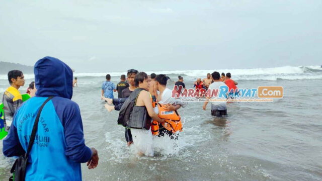 Laka-Laut-Perahu-Terbalik-Dihantam-Ombak-di-Pantai-Pangandaran-1.jpg