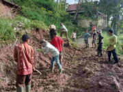 Meski Sedang Puasa, Warga Mekarbuana Ciamis Kompak Bersihkan Material Longsor Meski-Sedang-Puasa-Warga-Mekarbuana-Ciamis-Kompak-Bersihkan-Material-Longsor.jpg