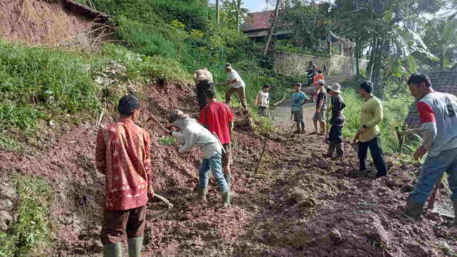 Meski-Sedang-Puasa-Warga-Mekarbuana-Ciamis-Kompak-Bersihkan-Material-Longsor.jpg
